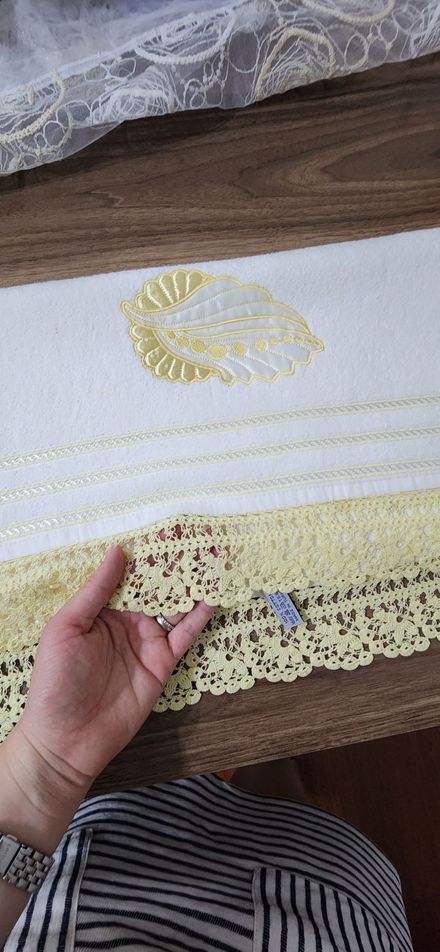 Beyaz Havlu Sarı Dantel Detaylı