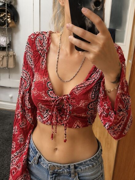 Bershka Önden Dekolteli Bağcıklı Crop