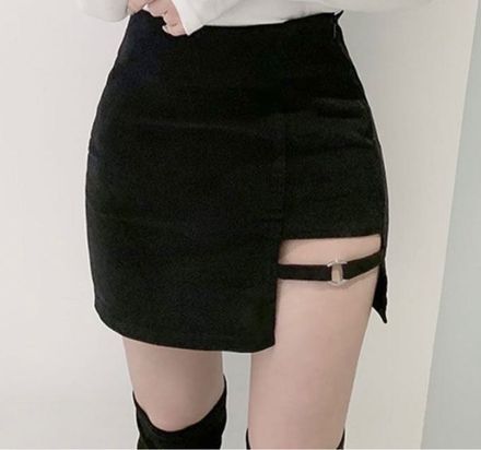 Siyah halka detaylı yırtmaçlı emo etek